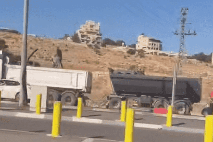 الاحتلال يعتقل عددا من العمال على حاجز عسكري جنوب القدس