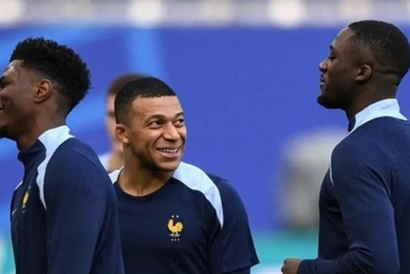 الدولي الفرنسي إبراهيما كوناتي بجوار مبابي في منتخب فرنسا