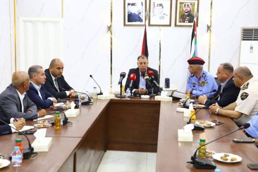 وزير الداخلية الأردني يتفقد جسر الملك حسين وسط شكاوى من أزمة السفر