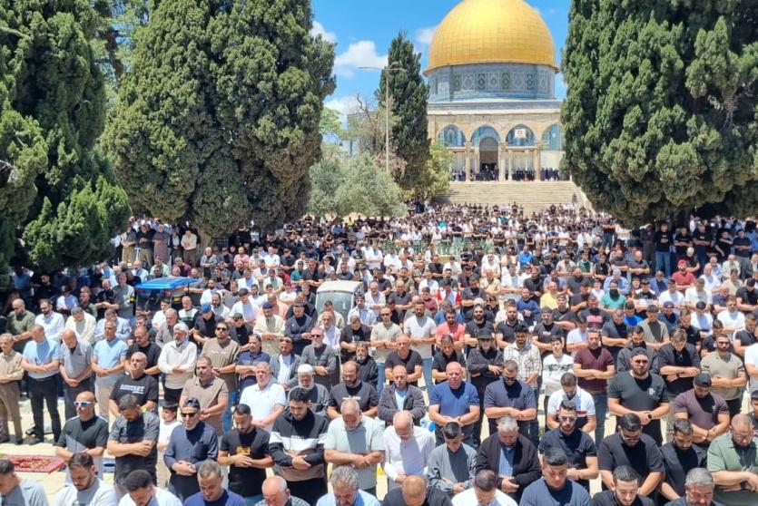 50 ألفا يؤدون صلاة الجمعة في المسجد الأقصى
