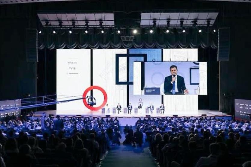 خلال مشاركة محافظ سلطة النقد في أعمال المؤتمر المالي
