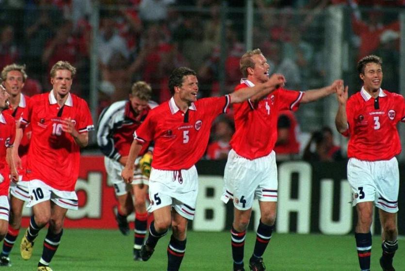 منتخب النرويج يحتفل بفوزه التاريخي على البرازيل (رويترز)