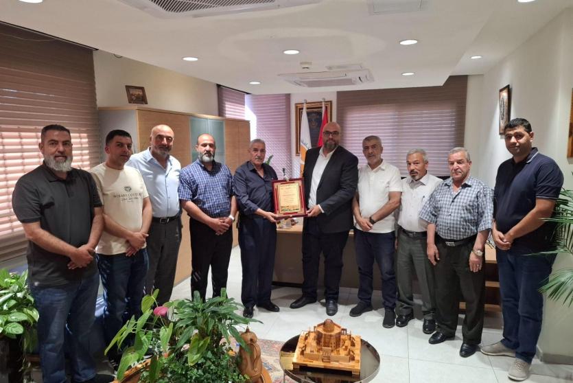 "كهرباء القدس" تواصل دعمها للمجتمع المحلي وتتابع احتياجات المواطنين في عين سينيا ومخيم الأمعري