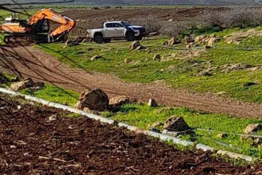 الاحتلال يقتلع مئات الأشجار ويدمر خطوط مياه في عاطوف وسهل البقيعة