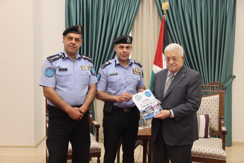 خلال تسليم الكتاب للرئيس
