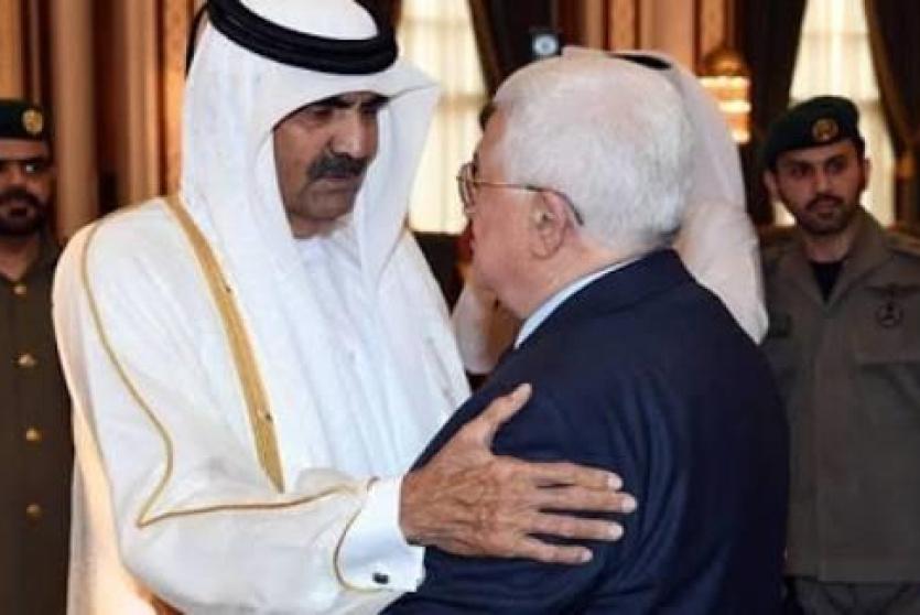 الرئيس محمود عباس والأمير الراحل حمد بن خليفة -أرشيفية-