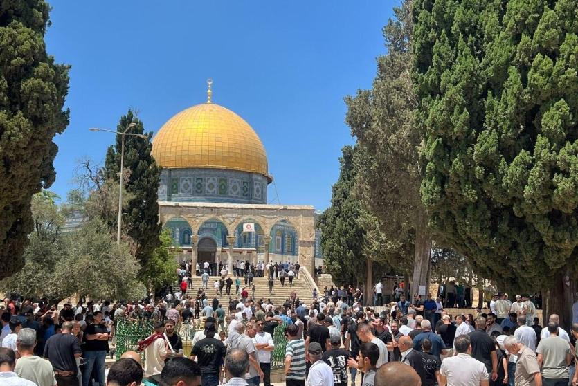 عشرات الآلاف يؤدون صلاة الجمعة في الأقصى