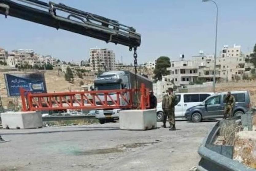 الاحتلال يضع مكعبات إسمنتية تمهيدا لتركيب بوابة عسكرية شمال غرب القدس