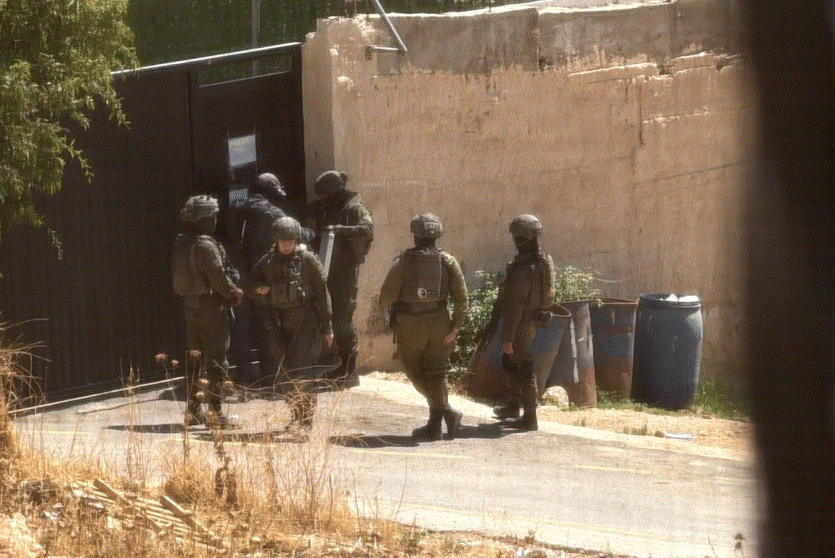 الاحتلال يخطر بإخلاء منازل في كفر عقب شمال القدس