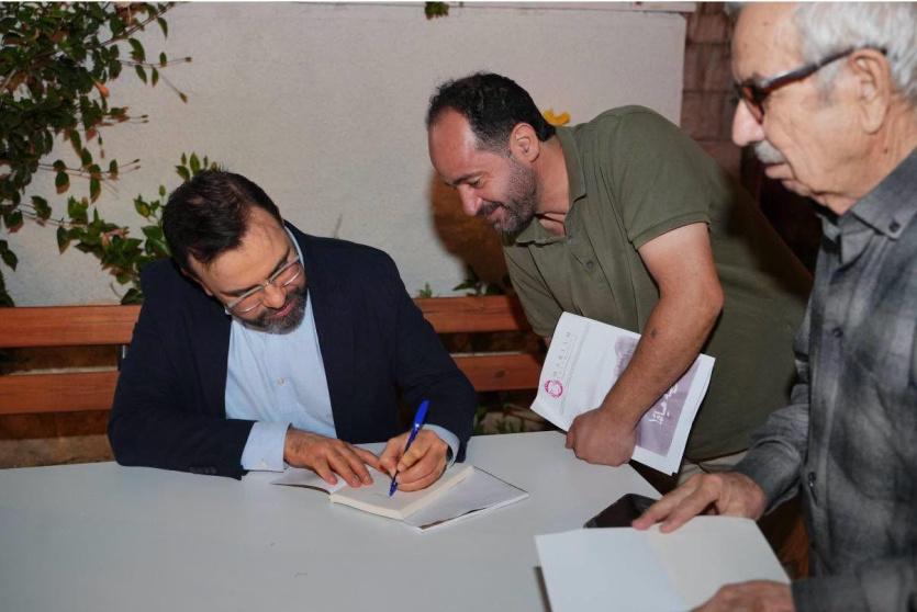 خلال إطلاق ديوان الشاعر إيهاب بسيسو