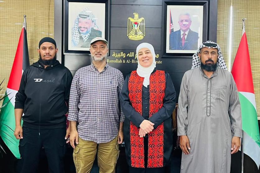 غنام تسلم مساعدات واعلافاً لتجمع أبو فزاع