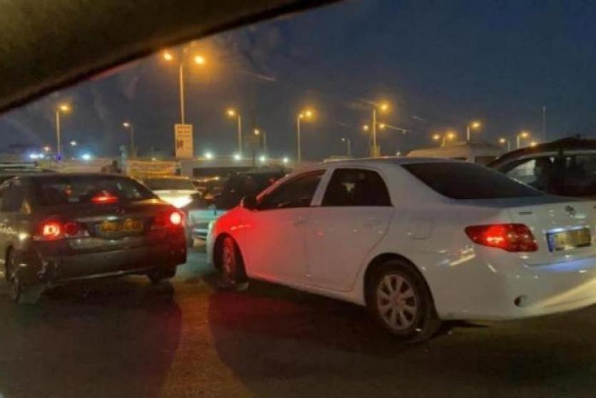 الاحتلال يحتجز مئات المركبات على حاجز بيت إكسا