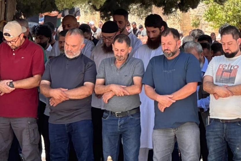 65 ألف مصلّ يؤدون الجمعة في الأقصى