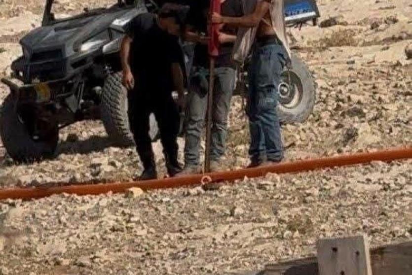 مستعمرون إرهابيون يقطعون خط مياه قرب الخان الأحمر شرق القدس