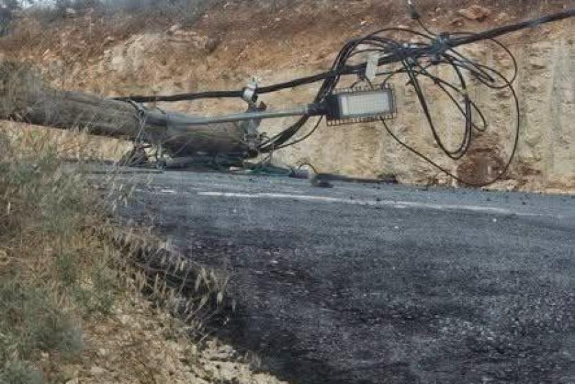 مستوطنون يقطعون أعمدة كهرباء في مادما جنوب نابلس