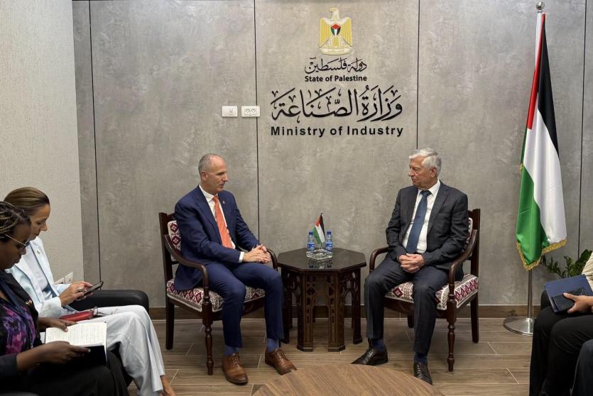 وزير الصناعة يبحث مع السفير الكندي سبل تعزيز التعاون المشترك