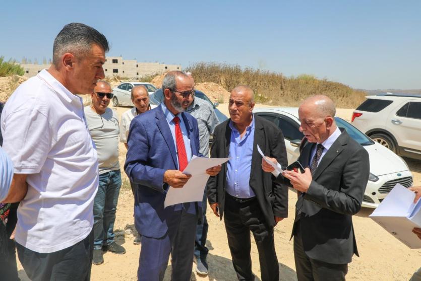 رئيس سلطة الأراضي يزور مخيم الجلزون ويُسلّم قرار تخصيص أرض لإنشاء خزان مياه استراتيجي