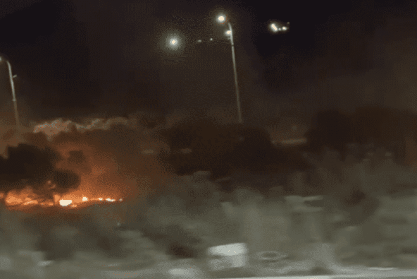 مستوطنون يشعلون النار في أشجار زيتون بقرية برقا شرق رام الله
