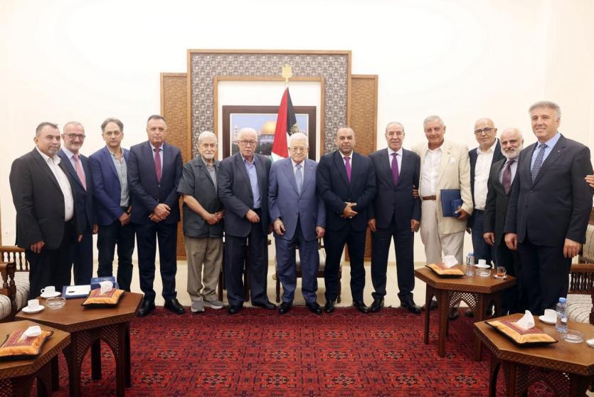 الرئيس عباس يقلد قامات وطنية ومؤسسين في 