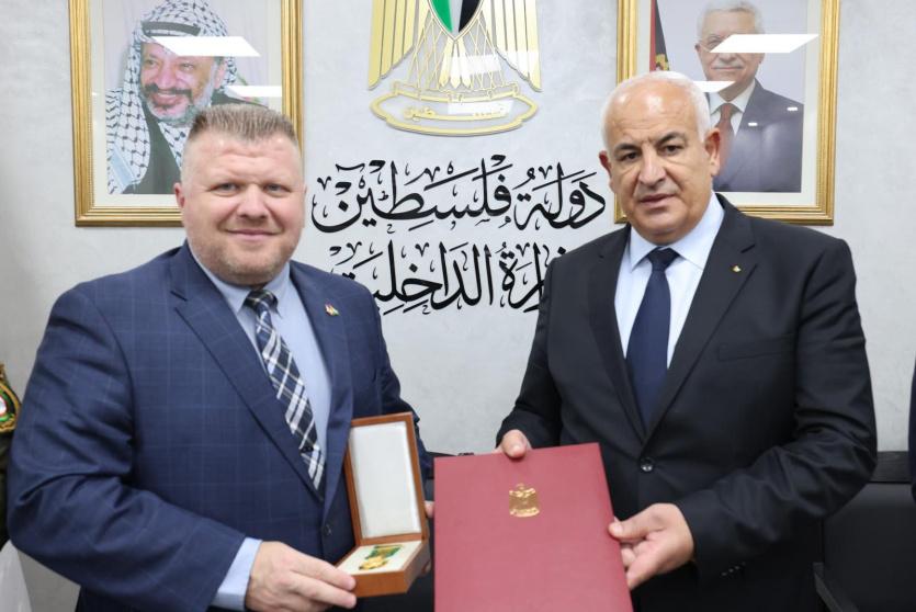 وزير الداخلية يمنح العميد جيسون لانجليه ميدالية الخدمة الممتازة