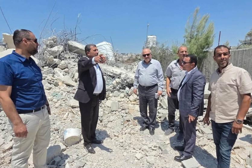 وزير الحكم المحلي يتفقد بلدة نحالين ويطلع على الأضرار جراء هدم الاحتلال لعدد من المنازل