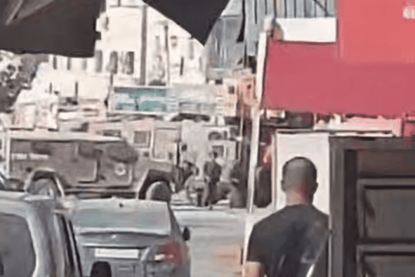 الاحتلال يغلق محيط دوار الزايد ويقتحم محال تجارية في جنين