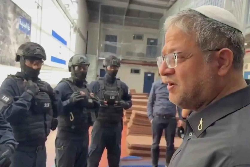 بن غفير يقتحم سجن النقب ويأمر بمصادرة ملابس الأسرى والمصاحف