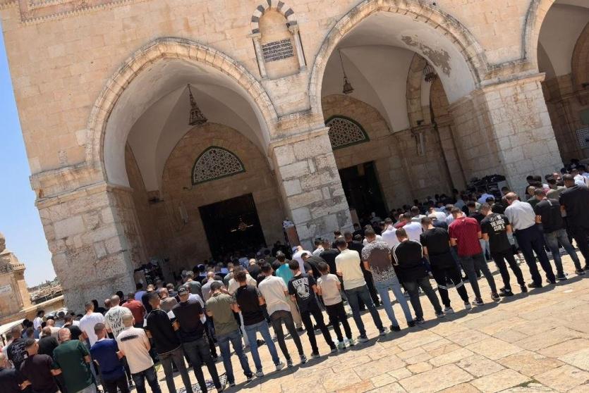 عشرات الآلاف يؤدون الجمعة في الأقصى