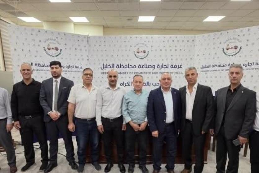 خلال الاجتماع في غرفة تجارة وصناعة الخليل