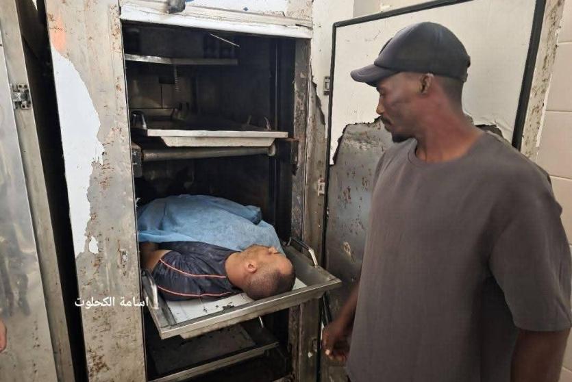 جثمان الشهيد في مستشفى شهداء الأقصى
