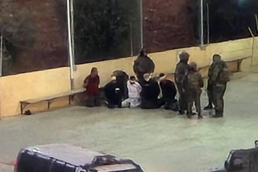 خلال احتجاز عدد من الشبان في إذنا مساء اليوم