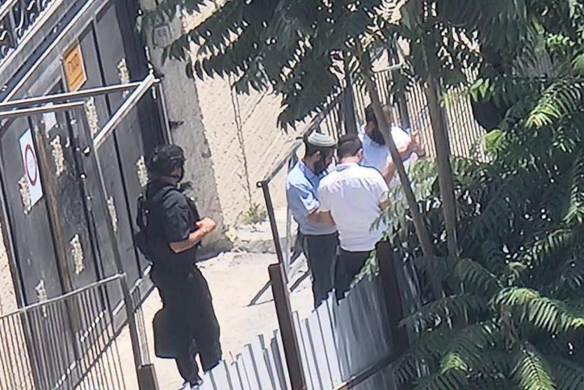 عضو الكنيست المتطرف سوكوت يقتحم مدرسة في مخيم شعفاط بالقدس المحتلة