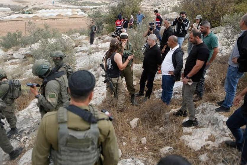 مستوطنون برفقة قوات الاحتلال في الضفة 