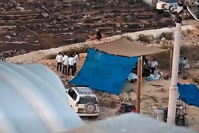 بالفيديو: مستوطنون يواصلون حصار منزل في قصرة جنوب نابلس لليوم الرابع