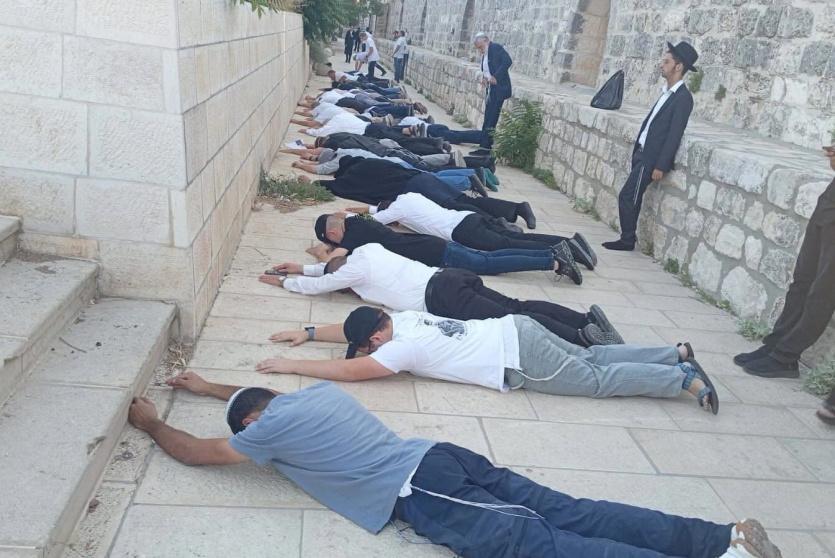 مستوطنون يؤدون طقوسا تلمودية في الأقصى