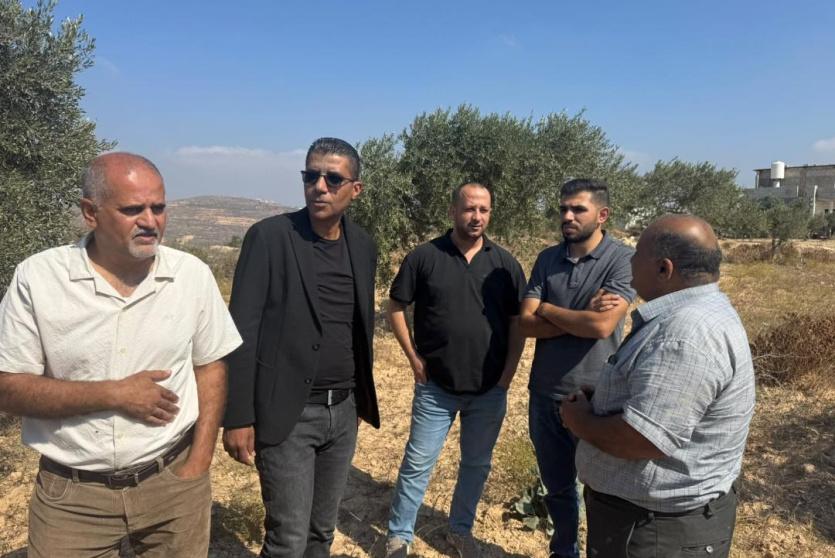 الزبيدي خلال زيارة بلدة قصرة