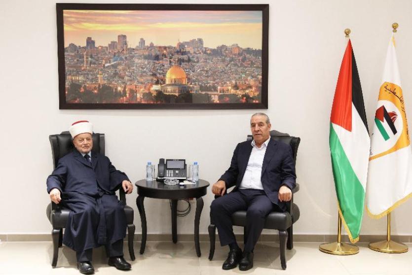 خلال اجتماع الشيخ والمفتي العام
