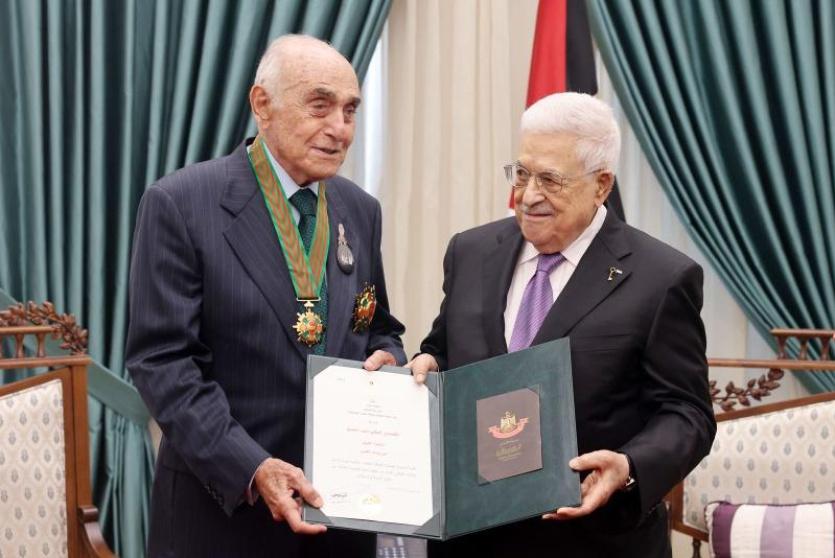 الرئيس عباس يقلد منيب المصري 