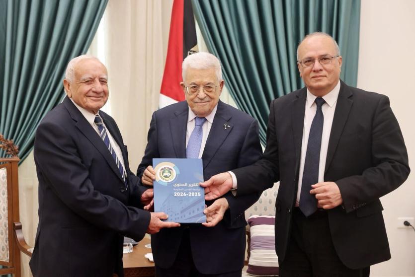 الرئيس عباس يتسلم التقرير السنوي لجامعة القدس المفتوحة