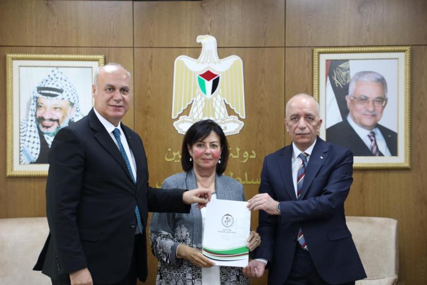 رئيس سلطة الأراضي يسلّم تخصيصاً لصالح وزارة الثقافة ولمنفعة جمعية ومركز حواء للثقافة والفنون في نابلس