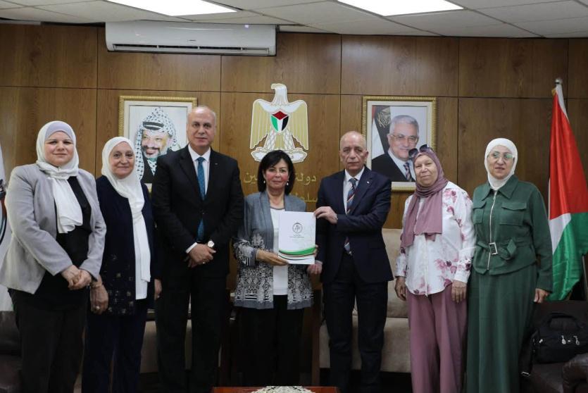 خلال تسليم الأوراق اللازمة لتخصص منفعة من قطاع الأراضي