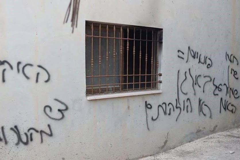 مستوطنون خطوا شعارات عنصرية على جدران المسجد