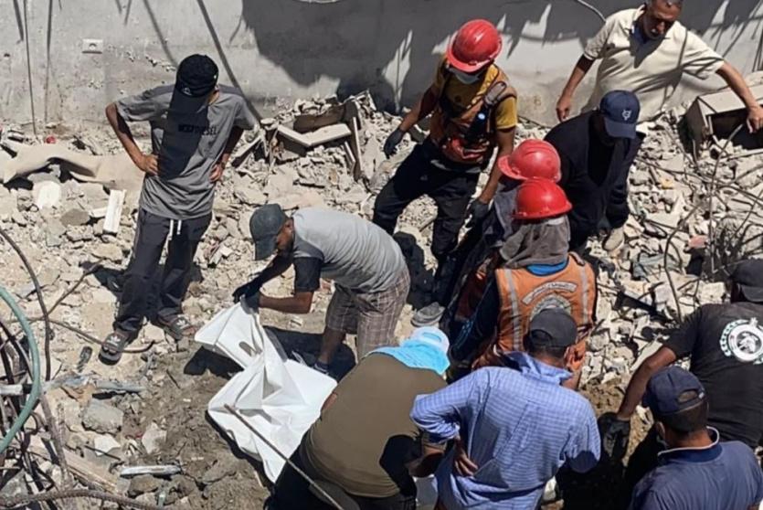 الدفاع المدني ينتشل جثامين 55 شهيدًا من تحت أنقاض منزل بغزة