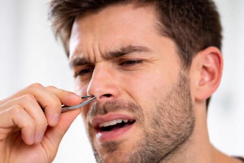 نزع شعر الأنف