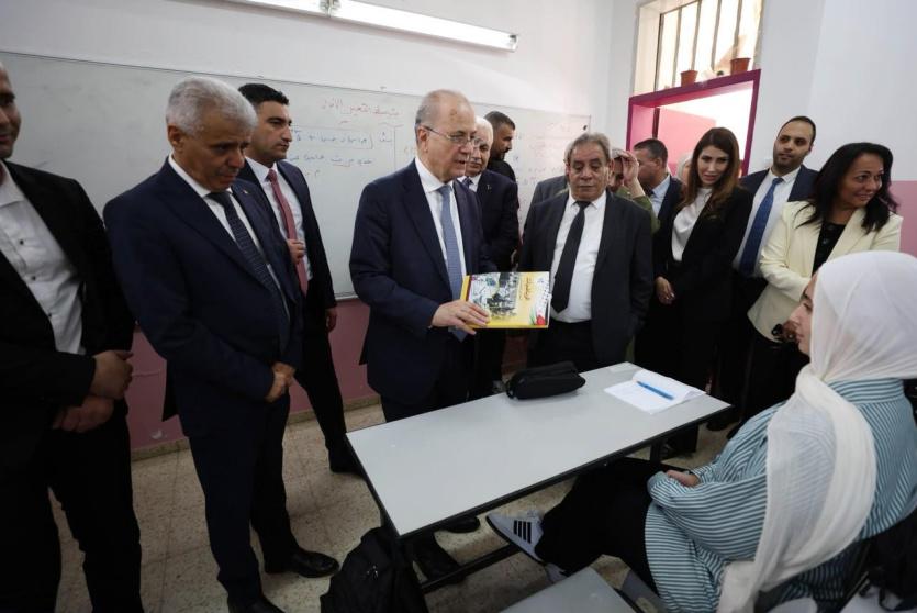 رئيس الوزراء يتفقد مدرسة بنات العبيات ويؤكد أهمية رفع مكانة التعليم