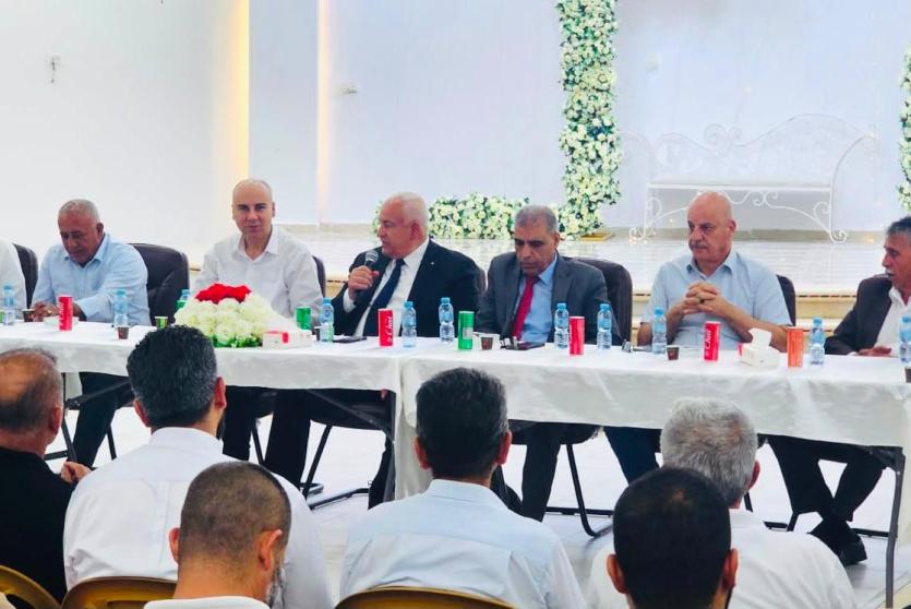 وزير الداخلية يعقد لقاءً موسعاً مع فعاليات عزون والبلدات المجاورة