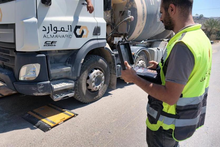 وزارة النقل والمواصلات تعزز الرقابة على أوزان الشاحنات بموازين إلكترونية حديثة وميدانية