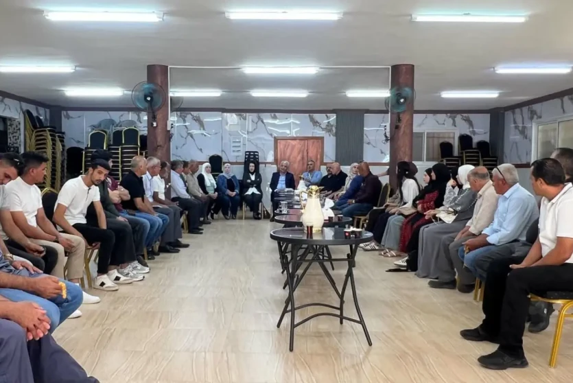 وفد من حركة فتح يزور قرية المغير دعما لصمود أهلها
