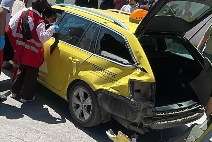 تضرر مركبة عمومية صدمتها آلية للاحتلال في ضاحية ذنابة شرق طولكرم