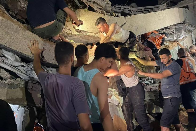 من عمليات إنقاذ العالقين في مبنى منهار بغزة